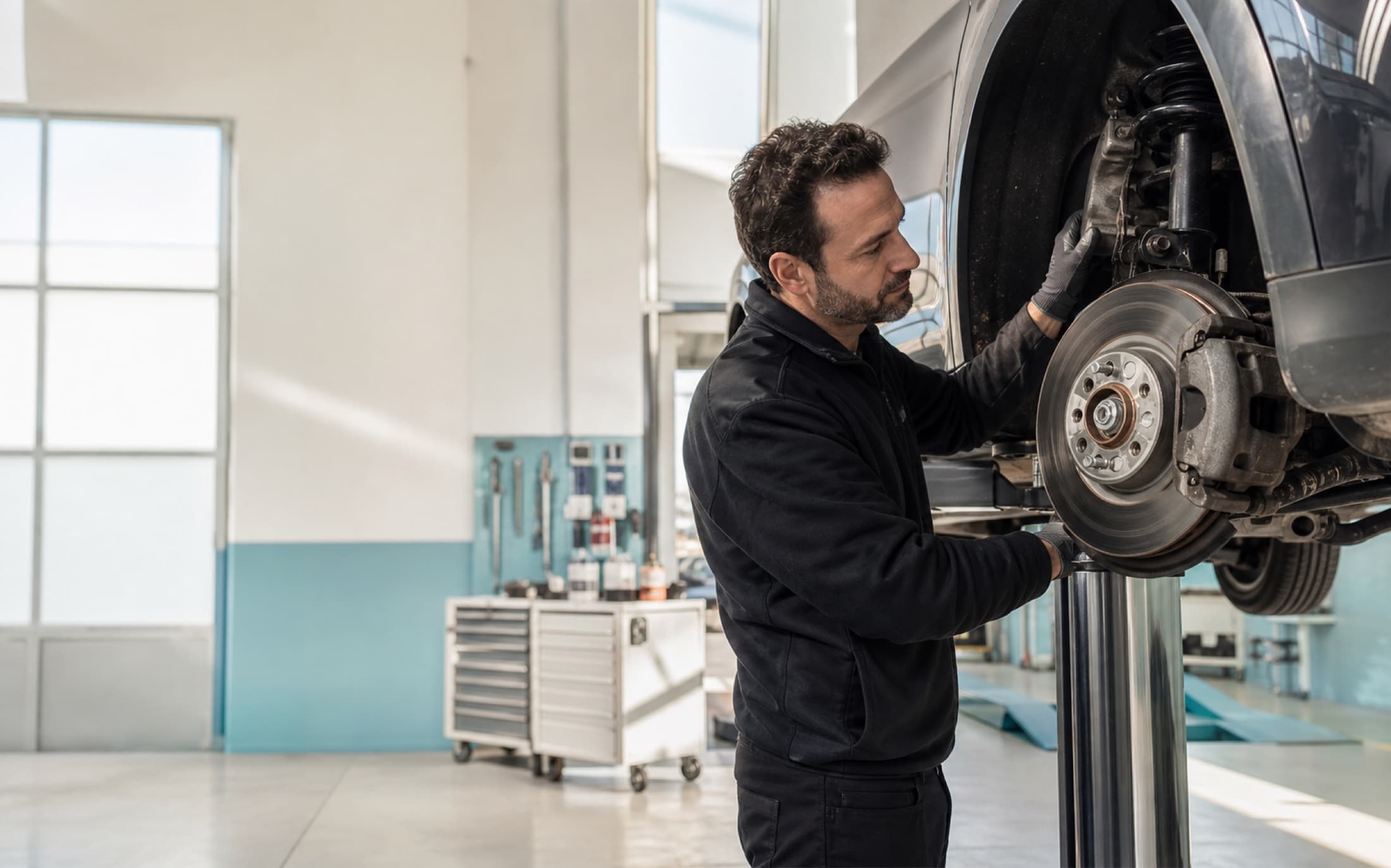 Controllo tecnico di un'auto presso un'officina partner certificata